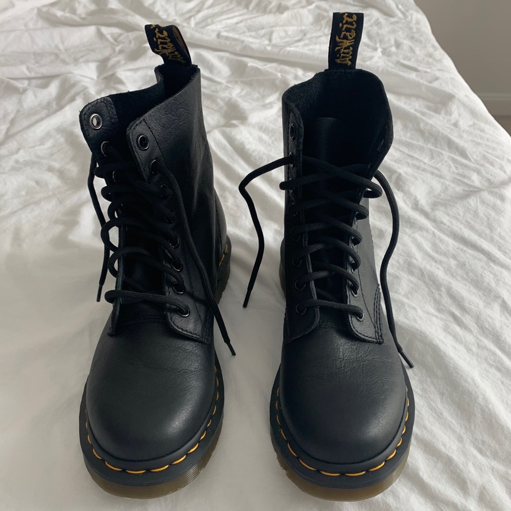 WORN ONCE 1460 Leather Women’s Doc Martens